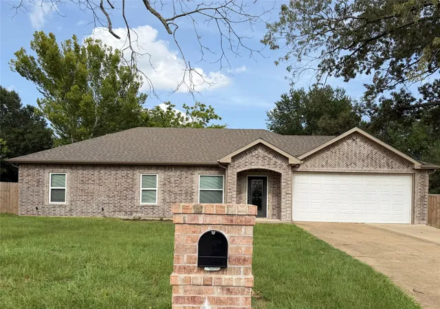 Photo 1 of Single family home for sale at 449 Cypress St, Pittsburg, TX 75686 | MLS# 21335355 | Listing updated on 2026-09-23