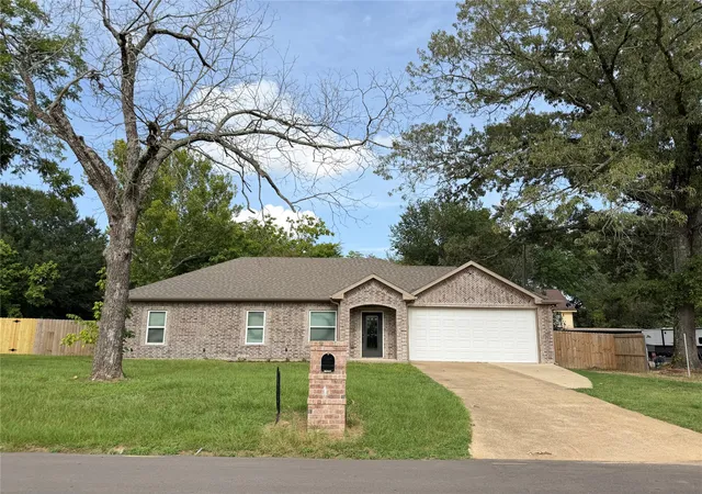 Photo 2 of Single family home for sale at 449 Cypress St, Pittsburg, TX 75686 | MLS# 21335355 | Listing updated on 2026-09-23