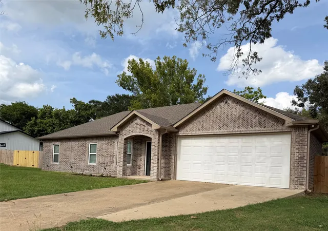 Photo 3 of Single family home for sale at 449 Cypress St, Pittsburg, TX 75686 | MLS# 21335355 | Listing updated on 2026-09-23