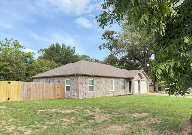 Photo 3 of Single family home for sale at 449 Cypress St, Pittsburg, TX 75686 | MLS# 21335355 | Listing updated on 2026-09-23