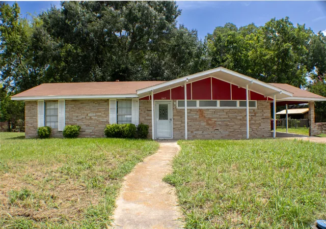 Photo 1 of Single family home for sale at 1307 S Delaware St, Clarksville, TX 75426 | MLS# 21335459 | Listing updated on 2026-08-19