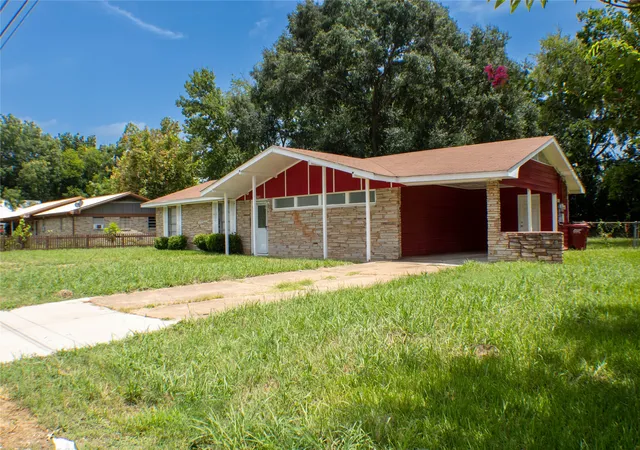 Photo 2 of Single family home for sale at 1307 S Delaware St, Clarksville, TX 75426 | MLS# 21335459 | Listing updated on 2026-08-19