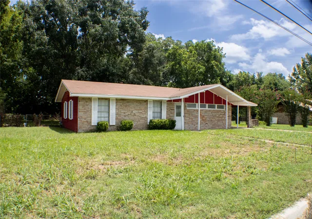 Photo 3 of Single family home for sale at 1307 S Delaware St, Clarksville, TX 75426 | MLS# 21335459 | Listing updated on 2026-08-19