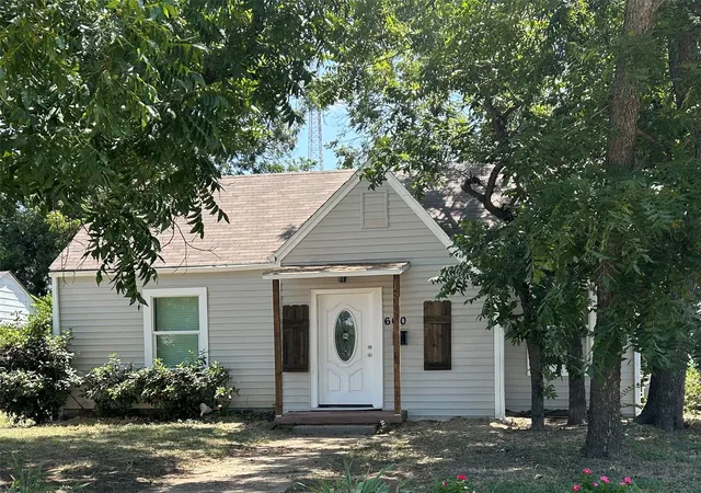 Photo 1 of Single family home for sale at 600 E Robert St, Fort Worth, TX 76104 | MLS# 21335063 | Listing updated on 2026-08-09