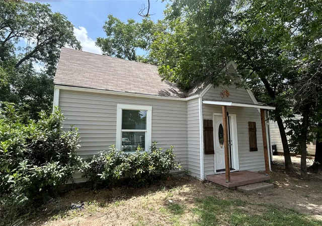 Photo 2 of Single family home for sale at 600 E Robert St, Fort Worth, TX 76104 | MLS# 21335063 | Listing updated on 2026-08-09