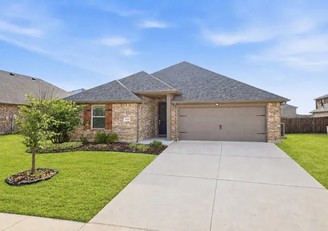 Photo 2 of Single family home for sale at 3020 Cliffview Dr, Sanger, TX 76266 | MLS# 21334595 | Listing updated on 2026-07-21