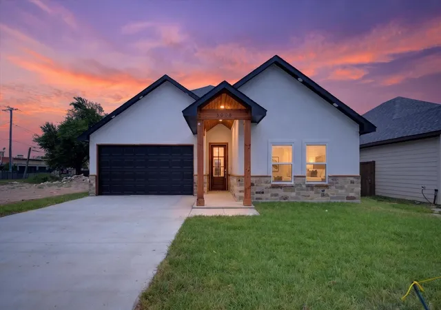 Photo 3 of Sale Pending at 5005 Shackleford St, Fort Worth, TX 76119 | MLS# 21334803 | Listing updated on 2026-08-14