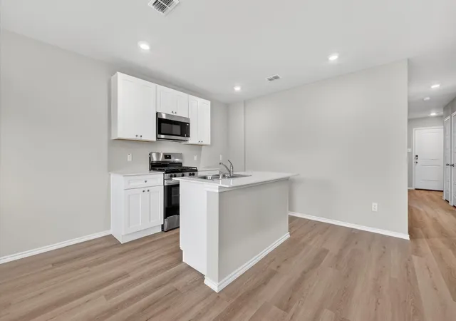 Photo 4 of Single family home for sale at 818 King'S Wy, Hillsboro, TX 76645 | MLS# 21333258 | Listing updated on 2026-07-30