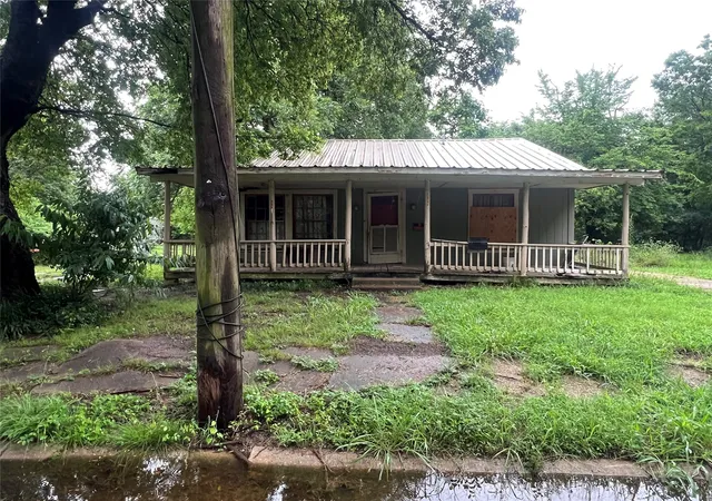 Homes for sale in Paris, TX | 1049 3rd St Se, Paris, TX 75460 | MLS# 21335524
