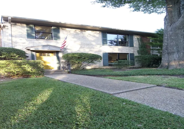 Photo 10 of Townhouse for sale at 1231 Lexington Sq, Corsicana, TX 75110 | MLS# 21335562 | Listing updated on 2026-08-21