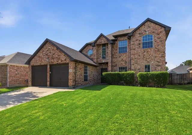Photo 3 of Sale Pending at 305 Ravenna Rd, Lake Dallas, TX 75065 | MLS# 21320380 | Listing updated on 2026-10-04