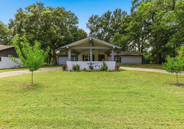 Photo 2 of Single family home for sale at 3007 Tanglewood Dr, Commerce, TX 75428 | MLS# 21292919 | Listing updated on 2026-08-28