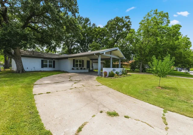 Photo 3 of Single family home for sale at 3007 Tanglewood Dr, Commerce, TX 75428 | MLS# 21292919 | Listing updated on 2026-08-28