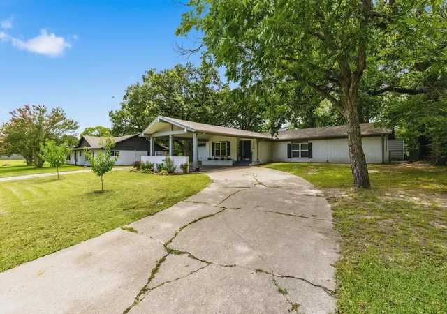 Photo 4 of Single family home for sale at 3007 Tanglewood Dr, Commerce, TX 75428 | MLS# 21292919 | Listing updated on 2026-08-28