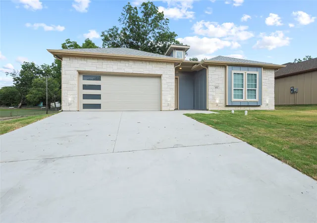 Photo 1 of Single family home for sale at 401 S 4th St, Bonham, TX 75418 | MLS# 21335685 | Listing updated on 2026-07-30