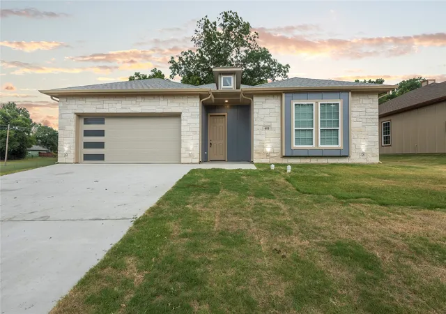 Photo 2 of Single family home for sale at 401 S 4th St, Bonham, TX 75418 | MLS# 21335685 | Listing updated on 2026-07-30
