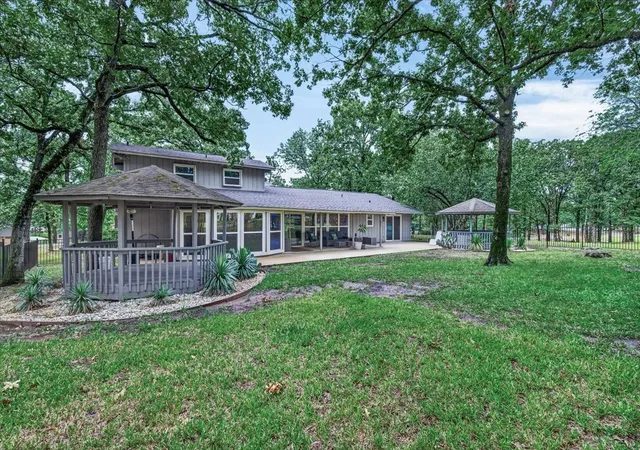 Photo 2 of Single family home for sale at 127 Pinnacle Club Dr, Mabank, TX 75156 | MLS# 21335584 | Listing updated on 2026-08-17