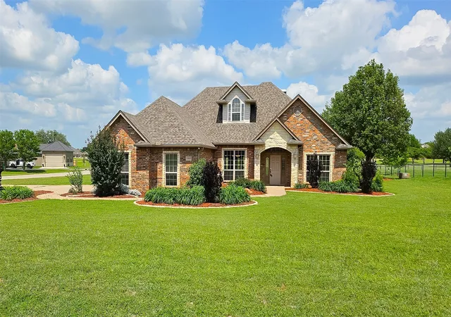 Photo 1 of Single family home for sale at 2300 E Emerald Bend Ct, Granbury, TX 76049 | MLS# 21331453 | Listing updated on 2026-07-20