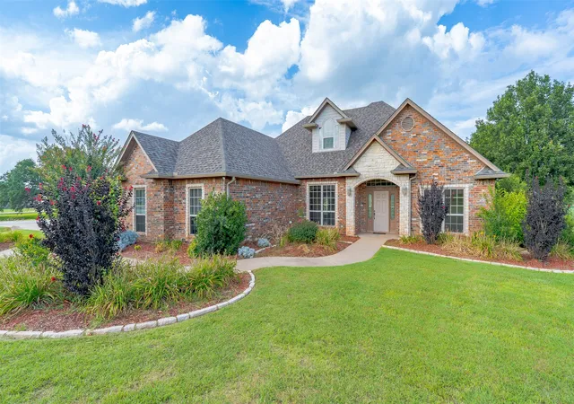 Photo 2 of Single family home for sale at 2300 E Emerald Bend Ct, Granbury, TX 76049 | MLS# 21331453 | Listing updated on 2026-07-20