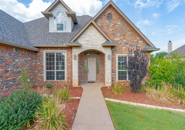 Photo 3 of Single family home for sale at 2300 E Emerald Bend Ct, Granbury, TX 76049 | MLS# 21331453 | Listing updated on 2026-07-20