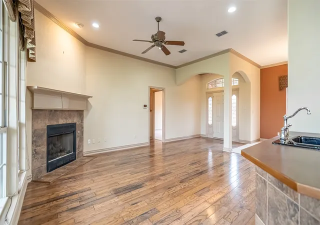 Photo 4 of Single family home for sale at 2300 E Emerald Bend Ct, Granbury, TX 76049 | MLS# 21331453 | Listing updated on 2026-07-20