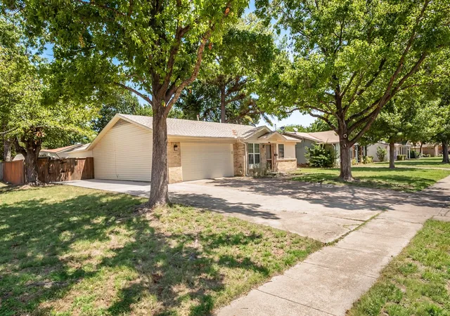 Photo 3 of Single family home for sale at 3009 W 11Th St, Irving, TX 75060 | MLS# 21335812 | Listing updated on 2026-08-29