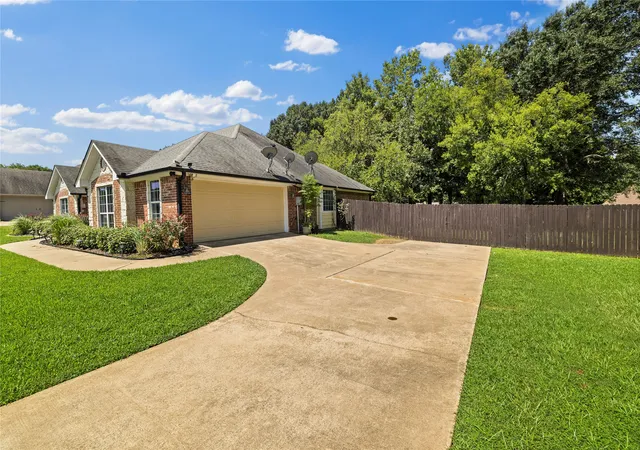 Photo 3 of Single family home for sale at 209 Morningstar Dr, Longview, TX 75605 | MLS# 21335814 | Listing updated on 2026-08-27