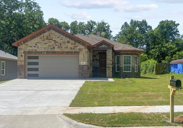 Photo 1 of Single family home for sale at 403 S 4th St, Bonham, TX 75418 | MLS# 21335690 | Listing updated on 2026-08-09