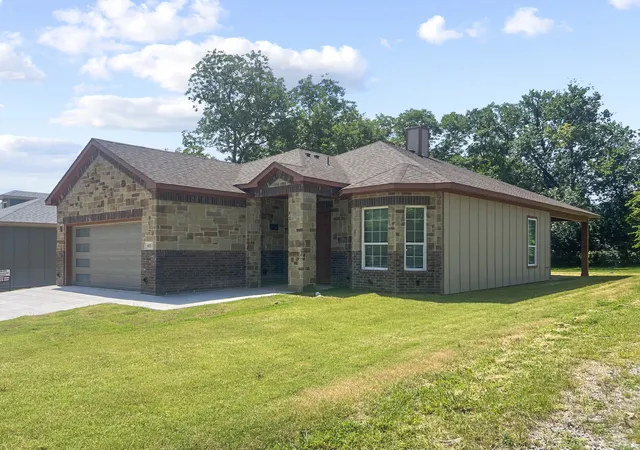 Photo 2 of Single family home for sale at 403 S 4th St, Bonham, TX 75418 | MLS# 21335690 | Listing updated on 2026-08-09