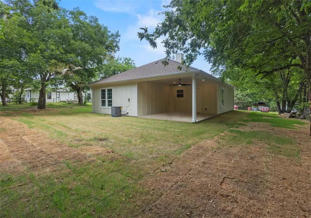 Photo 17 of Single family home for sale at 613 S 5th St, Bonham, TX 75418 | MLS# 21335697 | Listing updated on 2026-08-07