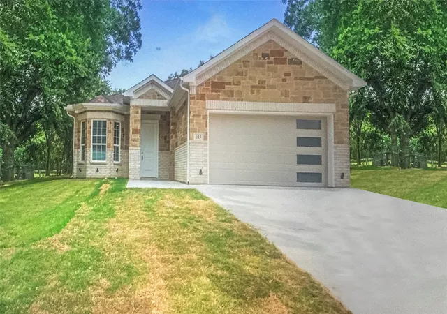 Photo 1 of Single family home for sale at 613 S 5th St, Bonham, TX 75418 | MLS# 21335697 | Listing updated on 2026-08-07