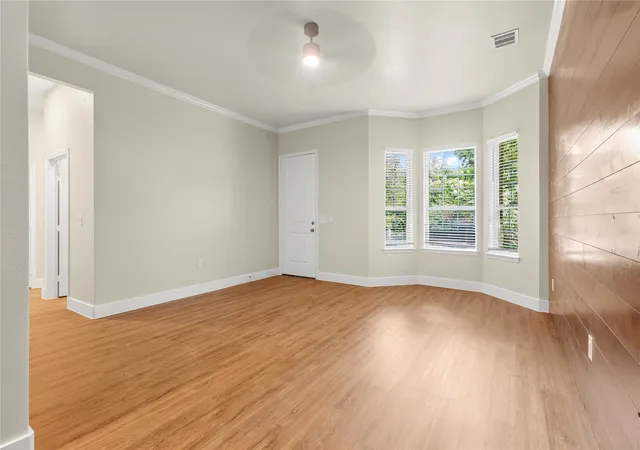 Photo 3 of Single family home for sale at 613 S 5th St, Bonham, TX 75418 | MLS# 21335697 | Listing updated on 2026-08-07