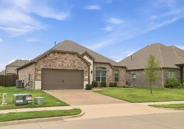 Photo 2 of Single family home for sale at 2911 Diamondback Dr, Melissa, TX 75454 | MLS# 21329035 | Listing updated on 2026-08-22