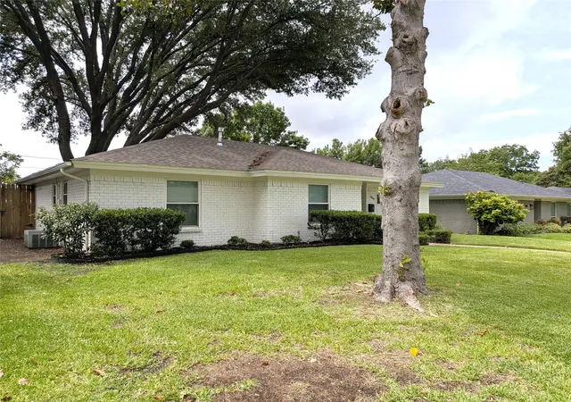 Photo 3 of Single family home for sale at 1400 Oakhill Dr, Plano, TX 75075 | MLS# 21335988 | Listing updated on 2026-08-31