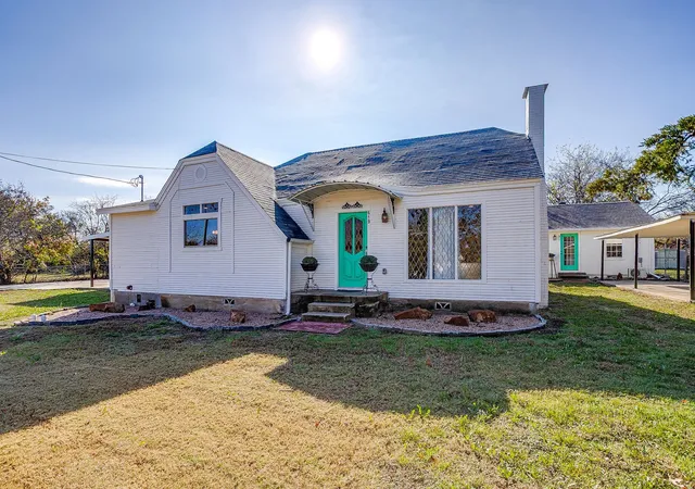 Photo 2 of Single family home for sale at 619 W Live Oak St, Jacksboro, TX 76458 | MLS# 21336024 | Listing updated on 2026-08-16