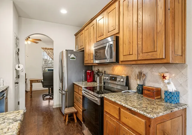 Photo 3 of Sale Pending at 169 Savannah Dr, Weatherford, TX 76087 | MLS# 21336056 | Listing updated on 2026-08-21