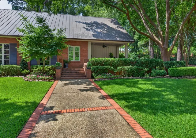 Photo 2 of Single family home for sale at 4807 Gilbert Dr, Shreveport, LA 71106 | MLS# 21323447 | Listing updated on 2026-08-22
