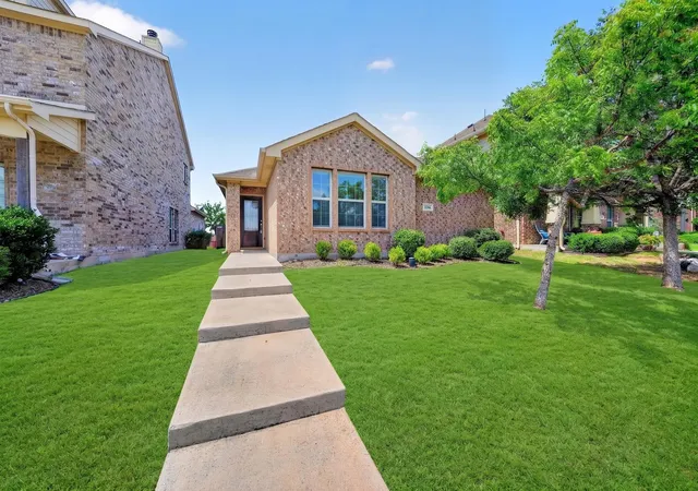 Photo 2 of Sale Pending at 1705 Applegate Wy, Royse City, TX 75189 | MLS# 21336153 | Listing updated on 2026-08-22