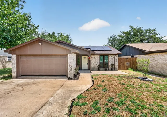 Photo 1 of Sale Pending at 624 Hallvale Dr, Fort Worth, TX 76108 | MLS# 21335934 | Listing updated on 2026-08-20