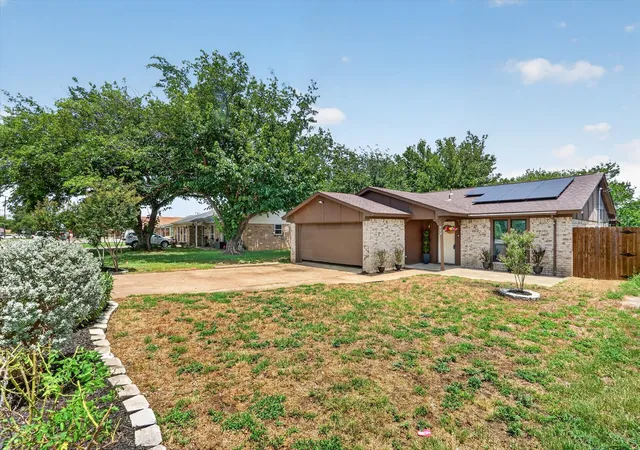 Photo 2 of Sale Pending at 624 Hallvale Dr, Fort Worth, TX 76108 | MLS# 21335934 | Listing updated on 2026-08-20