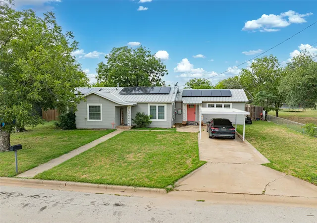 Photo 2 of Sale Pending at 1006 N Live Oak St, Breckenridge, TX 76424 | MLS# 21333343 | Listing updated on 2026-08-12