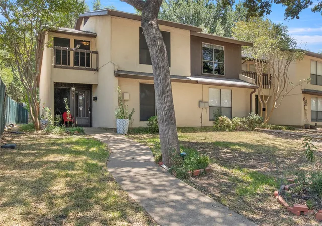 Townhouse for sale at 518 Campana Ct, Irving, TX 75061 | MLS# 21334994