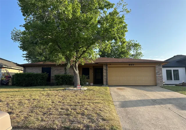 Photo 1 of Single family home for sale at 925 Woodcrest Dr, Lancaster, TX 75134 | MLS# 21317070 | Listing updated on 2026-07-26