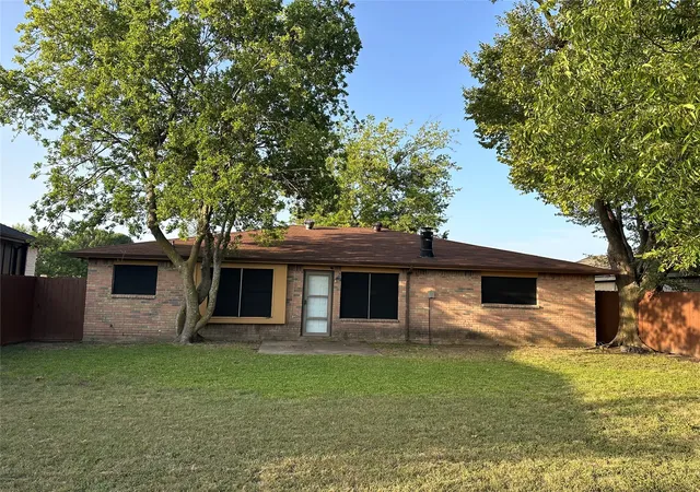 Photo 3 of Single family home for sale at 925 Woodcrest Dr, Lancaster, TX 75134 | MLS# 21317070 | Listing updated on 2026-07-26