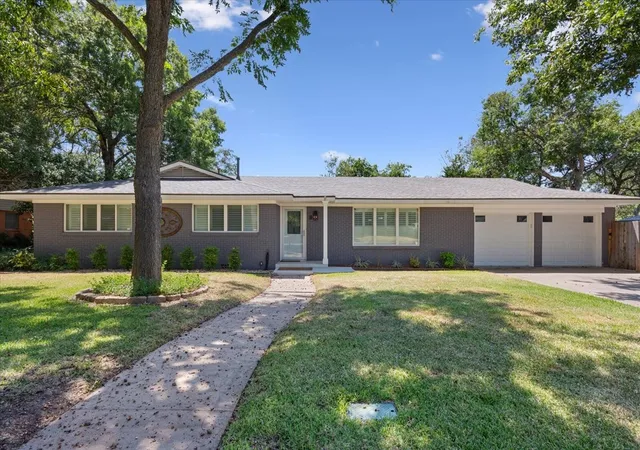 Photo 1 of Single family home for sale at 2432 Skyline Dr, Waco, TX 76710 | MLS# 21328365 | Listing updated on 2026-08-25