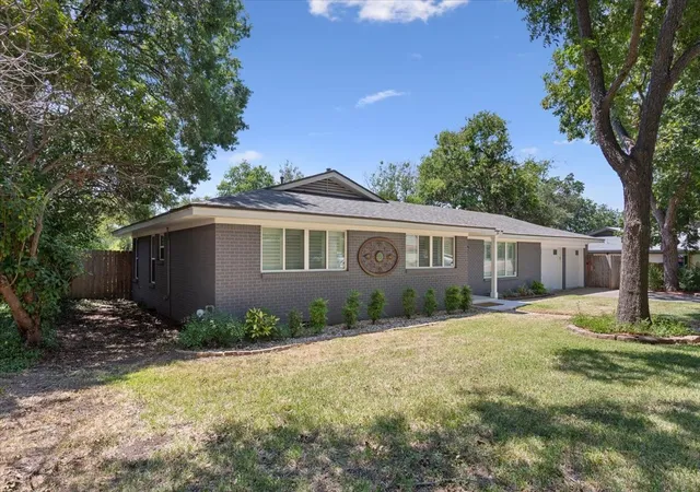 Photo 3 of Single family home for sale at 2432 Skyline Dr, Waco, TX 76710 | MLS# 21328365 | Listing updated on 2026-08-25