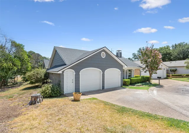 Photo 2 of Single family home for sale at 4544 Westchester Dr, Waco, TX 76710 | MLS# 21214922 | Listing updated on 2026-09-01