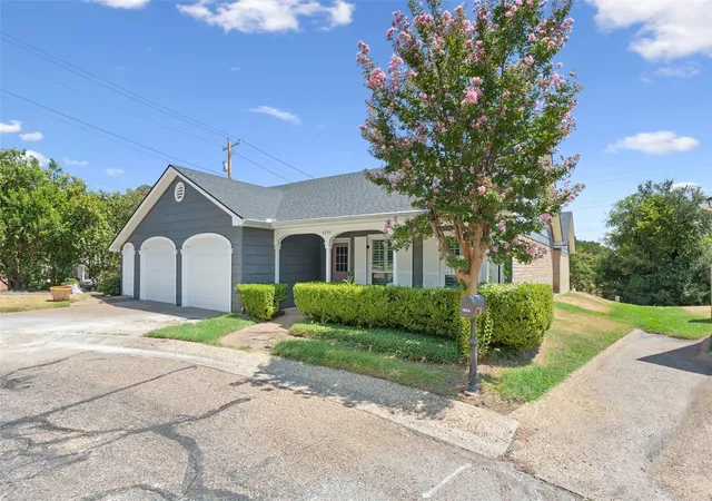 Photo 3 of Single family home for sale at 4544 Westchester Dr, Waco, TX 76710 | MLS# 21214922 | Listing updated on 2026-09-01