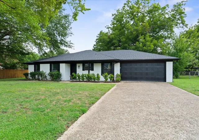 Photo 2 of Single family home for sale at 409 Northwood Blvd, Corsicana, TX 75110 | MLS# 21335800 | Listing updated on 2026-08-20
