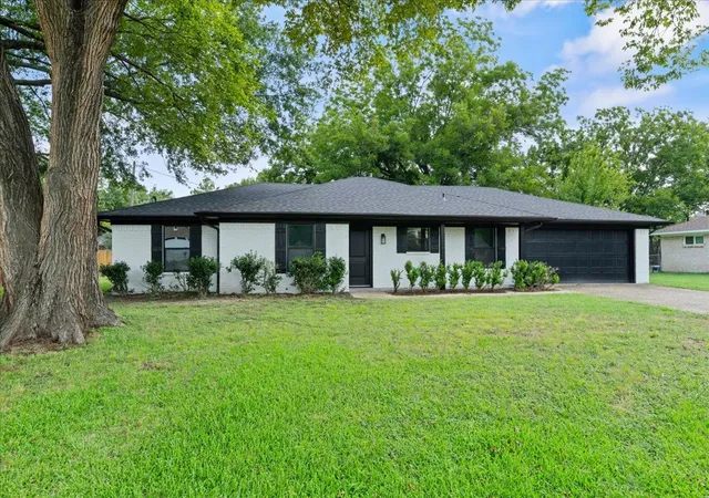 Photo 2 of Single family home for sale at 409 Northwood Blvd, Corsicana, TX 75110 | MLS# 21335800 | Listing updated on 2026-08-20